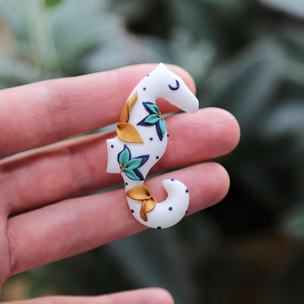 broszka mała kwiaty konik morski modelina biały biżuteria damska biżuteria naturalna