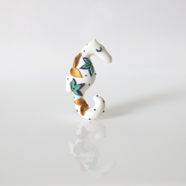 broszka mała kwiaty konik morski modelina biały biżuteria damska biżuteria naturalna