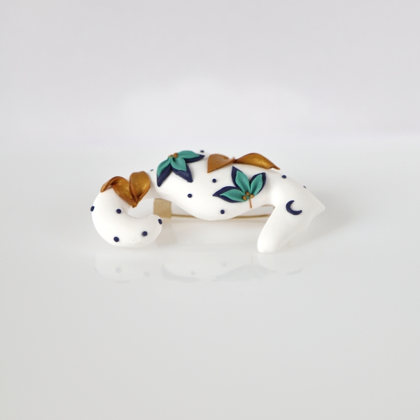 broszka mała kwiaty konik morski modelina biały biżuteria damska biżuteria naturalna