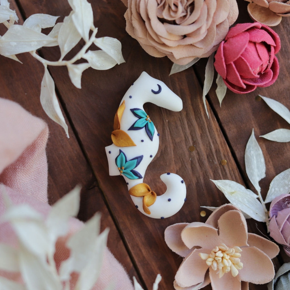 broszka mała kwiaty konik morski modelina biały biżuteria damska biżuteria naturalna