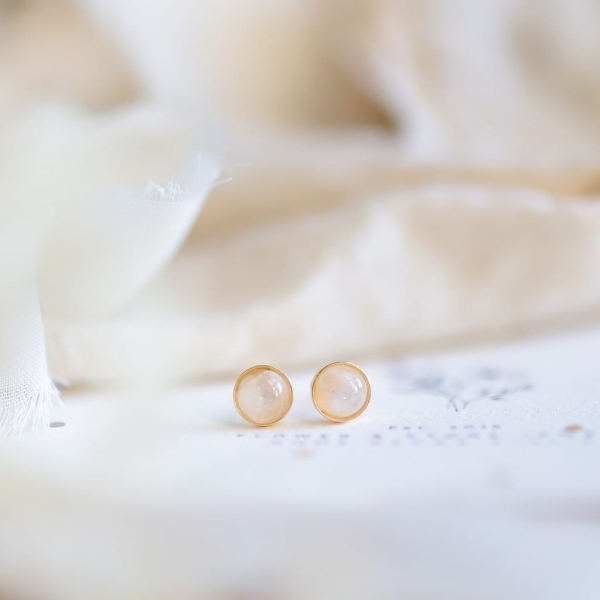 Kolczyki sztyfty Aurora z kamieniem księżycowym ByLucy – pozłacane srebro 925, magiczny blask (packshot)