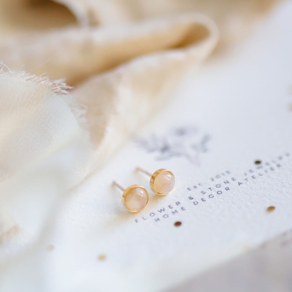 Zbliżenie opalizującego kamienia księżycowego w kolczykach Aurora ByLucy – subtelna magia