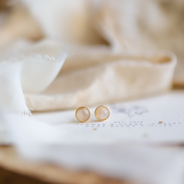 Kolczyki Aurora z księżycowym kamieniem ByLucy – elegancja i subtelny połysk