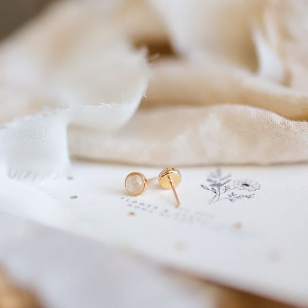 Aurora kolczyki sztyfty z kamieniem księżycowym – eteryczny akcent ByLucy