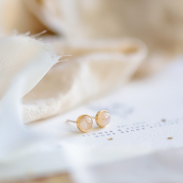 Kamień księżycowy w złoconej oprawie Aurora ByLucy – minimalistyczna biżuteria handmade