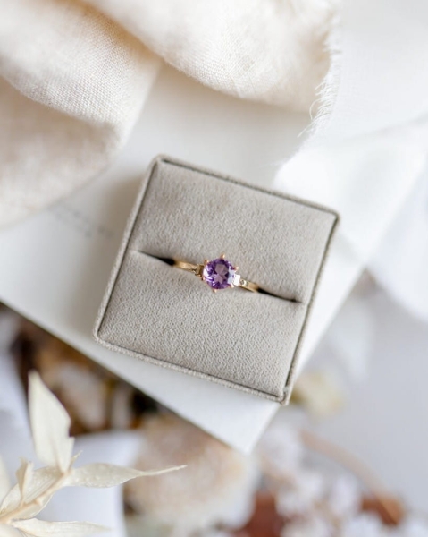 Pierścionek z naturalnym ametystem szlifowanym diamentowo, oprawionym w delikatne łapki, w złoconej oprawie ByLucy.
