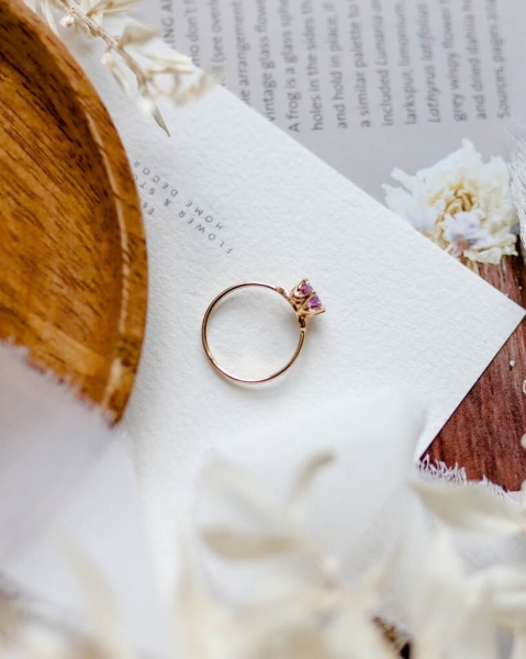 Złocony pierścionek z fasetowanym ametystem w oprawie na łapkach, widok od spodu, biżuteria ByLucy.