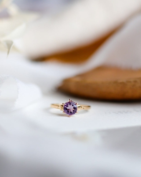 Minimalistyczny pierścionek z naturalnym ametystem fasetowanym, oprawionym w łapki, złocona biżuteria ByLucy.