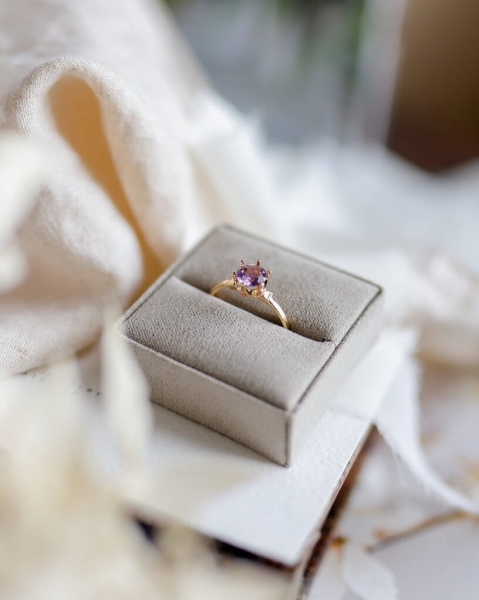Pierścionek z fioletowym ametystem szlifowanym diamentowo w delikatnej oprawie na łapkach, biżuteria handmade ByLucy.