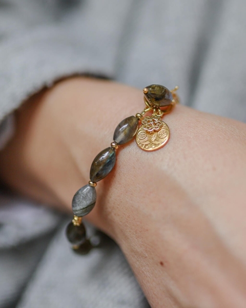 Detal zapięcia bransoletki Labradoryt Intuicja ByLucy, na kobiecym nadgarstku - srebro pozłacane 18k