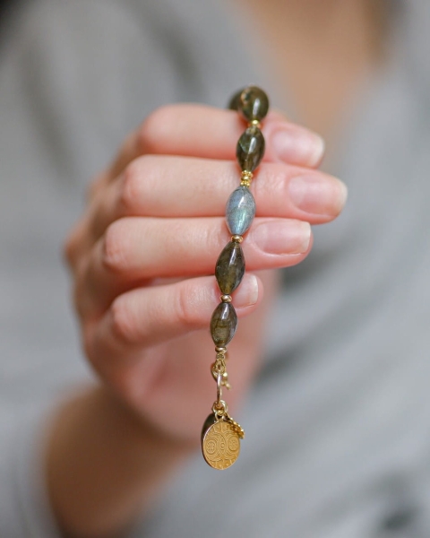 Bransoletka z labradorytu Intuicja ByLucy na dłoni kobiety – kamień intuicji i ochrony.