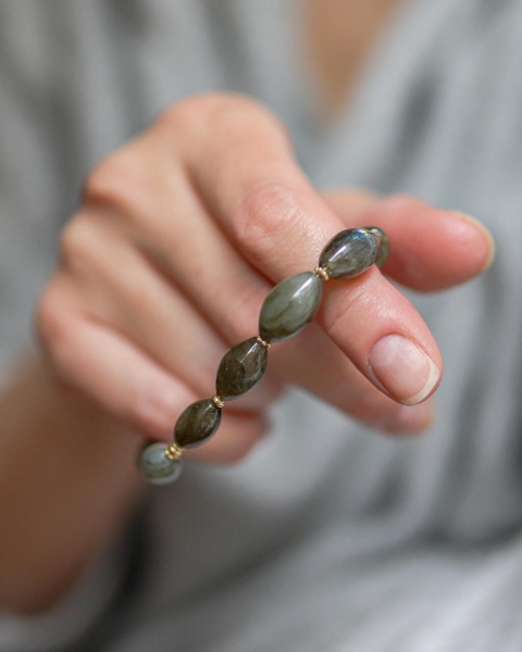 Bransoletka z labradorytu Intuicja ByLucy na ręce – elegancka biżuteria handmade w świetle dziennym.