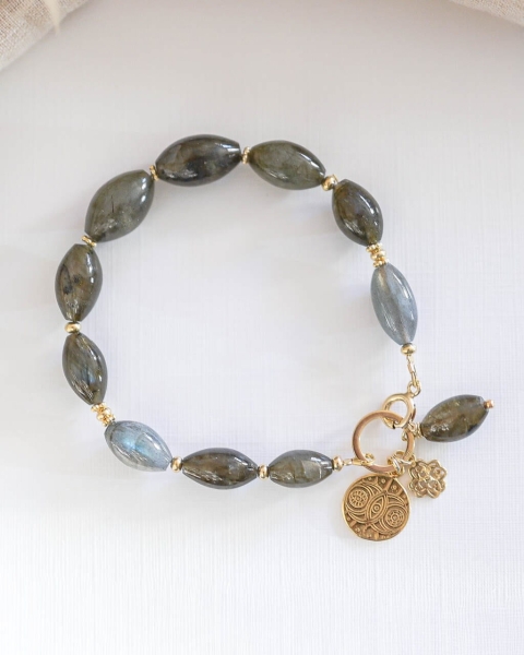 Bransoletka z labradorytu ByLucy na białym tle – unikatowy projekt o eleganckim charakterze.