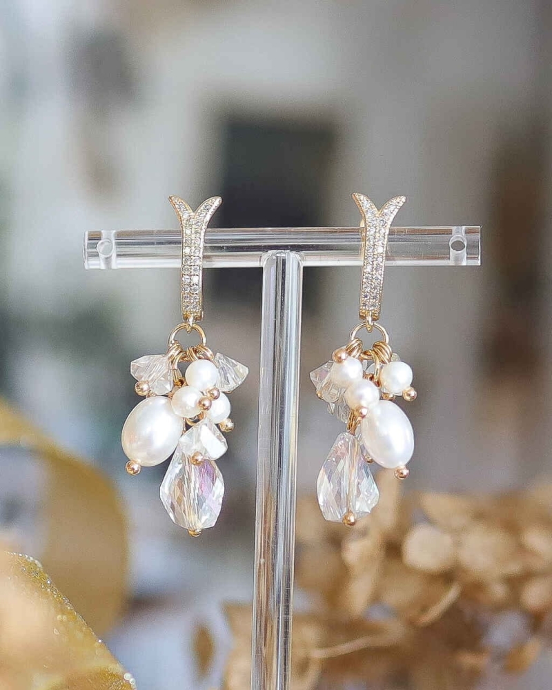 Eleganckie złote kolczyki wiszące z perłami i cyrkoniami marki ByLucy.