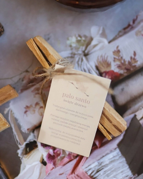 Palo Santo i karta rytuału dołączane do czerwonej bransoletki ochronnej ByLucy.