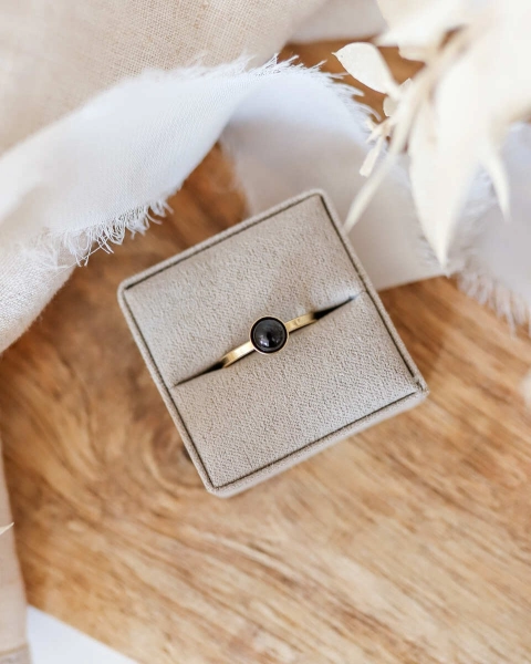 Pierścionek ByLucy z naturalnym obsydianem 6 mm prezentowany w eleganckim pudełku jubilerskim.