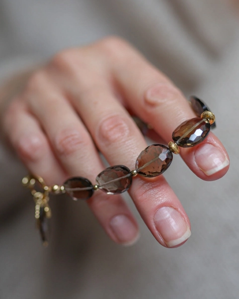 Detal zapięcia i zawieszki bransoletki Kwarc Dymny – srebro pozłacane 18k, biżuteria ByLucy PREMIUM